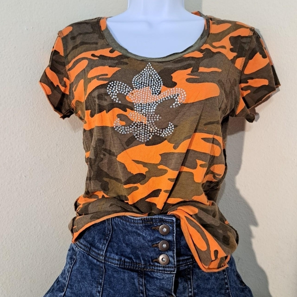 Y2K Bedazzled Camo Print T-shirt. 

Size: Large (8-10) women.

Made in USA
 
Ver